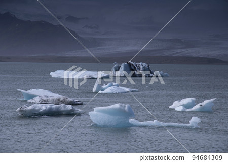 流入冰島湖的冰川碎片 流入冰島湖的冰川碎片 94684309