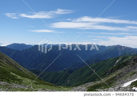 從立山大山一越山嶺的山脊上看到的山谷 矢裡岳 穗高山脈 野口五郎山 從立山大山一越山嶺的山脊上看到的山谷 矢裡岳 穗高山脈 野口五郎山 94684378