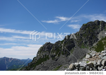 從一越峠看到的淨土山和龍王山的岩石表面 從一越峠看到的淨土山和龍王山的岩石表面 94684381