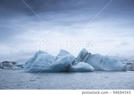 Glacier fragments flowing into the Icelandic lake 94684543