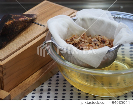 First dashi of dried bonito First dashi of dried bonito 94685044