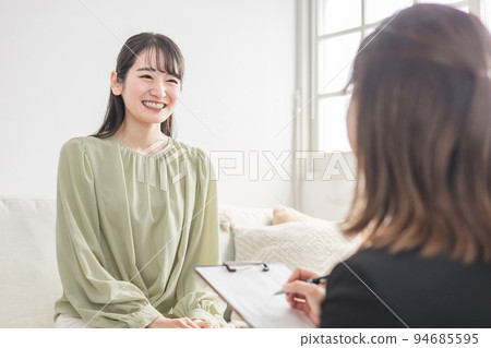 參加會議/諮詢的女性和商務女性日本女性 參加會議/諮詢的女性和商務女性日本女性 94685595