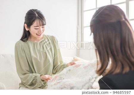 一位來試婚紗並開會的日本女人 一位來試婚紗並開會的日本女人 94685597