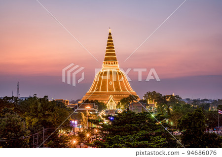 Sunset at Phra Pathom Chedi Nakhon Pathom Province, Thailand 94686076