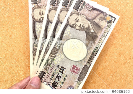 拿著萬張鈔票的手現金收入 拿著萬張鈔票的手現金收入 94686163