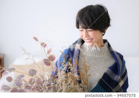 Woman holding flowers and smiling Woman holding flowers and smiling 94687078