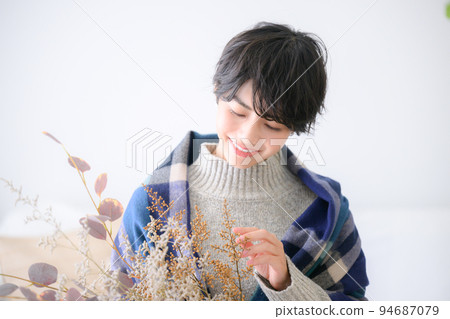 拿著鮮花微笑的女人 拿著鮮花微笑的女人 94687079