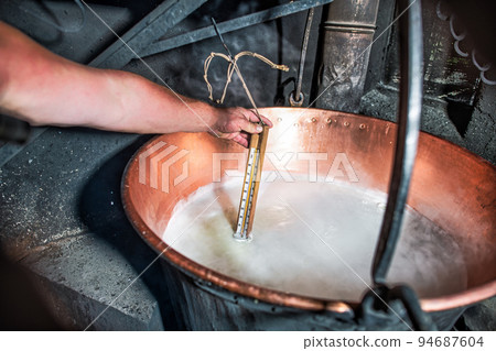 Mensuration of whey temperature in the boiler Mensuration of whey temperature in the boiler 94687604