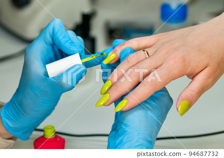 Applies gel nail polish 94687732