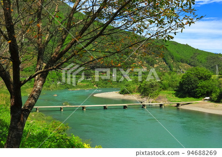 [高知縣] 晴天長西沉降橋（四萬十川） 94688269