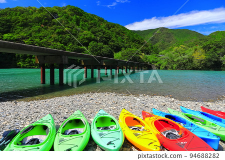 [Kochi Prefecture] Katsuma subsidence bridge and canoe in fine weather (Shimanto River) 94688282
