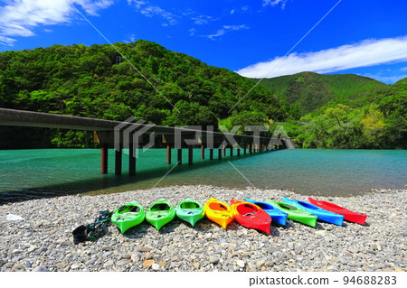 [Kochi Prefecture] Katsuma subsidence bridge and canoe in fine weather (Shimanto River) 94688283