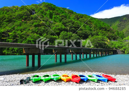 [Kochi Prefecture] Katsuma subsidence bridge and canoe in fine weather (Shimanto River) 94688285