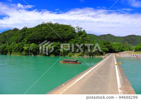 [Kochi Prefecture] Sunny Sanri subsidence bridge and houseboat (Shimanto River) 94688299