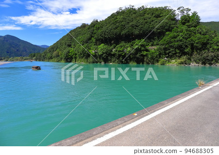 [Kochi Prefecture] Sunny Sanri subsidence bridge and houseboat (Shimanto River) 94688305