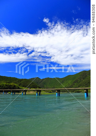 [Kochi Prefecture] Sunny Sada subsidence bridge (Shimanto River) 94688308