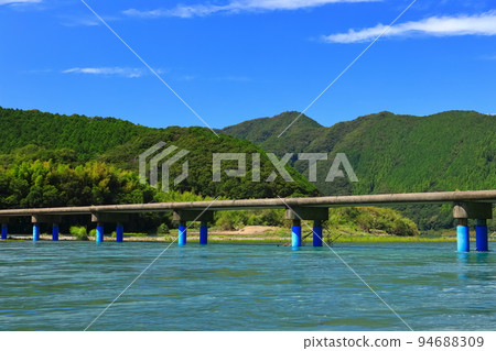 [Kochi Prefecture] Sunny Sada subsidence bridge (Shimanto River) 94688309