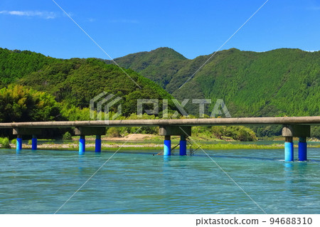 [Kochi Prefecture] Sunny Sada subsidence bridge (Shimanto River) 94688310