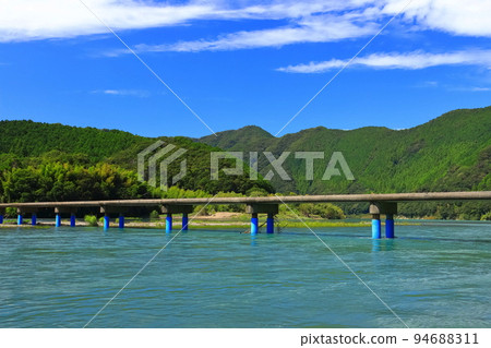 [Kochi Prefecture] Sunny Sada subsidence bridge (Shimanto River) 94688311
