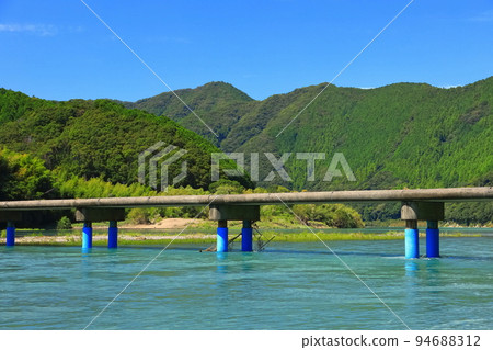 [Kochi Prefecture] Sunny Sada subsidence bridge (Shimanto River) 94688312