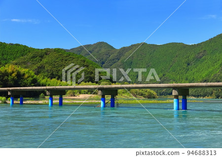 [Kochi Prefecture] Sunny Sada subsidence bridge (Shimanto River) 94688313