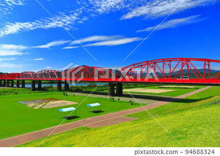 [高知縣]晴天的四萬十川大橋（紅鐵橋） 94688324