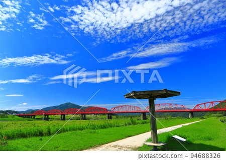[Kochi Prefecture] Shimanto River Bridge (Red Iron Bridge) in sunny weather 94688326