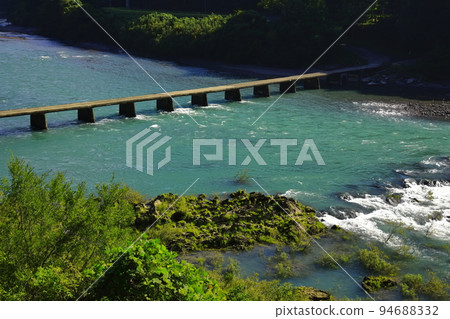 [Kochi Prefecture] Half house subsidence bridge in fine weather (Shimanto River) 94688332