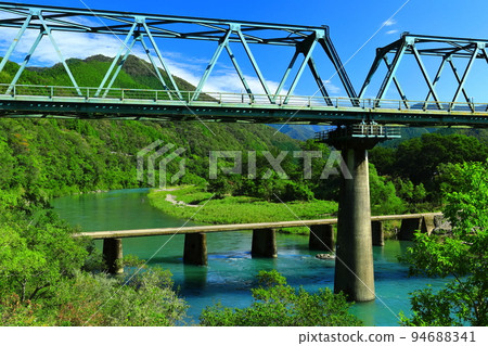 [Kochi Prefecture] Daiichi Mishima subsidence bridge and railway bridge (Shimanto River) in fine weather 94688341
