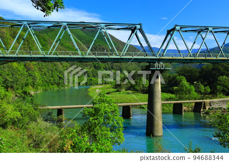 [高知縣]天氣晴朗時的第一三島沉降橋和鐵路橋（四萬十川） 94688344