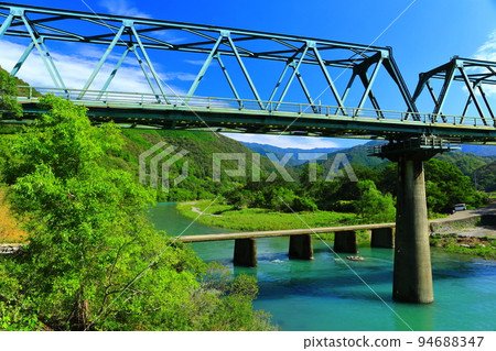 [Kochi Prefecture] Daiichi Mishima subsidence bridge and railway bridge (Shimanto River) in fine weather 94688347