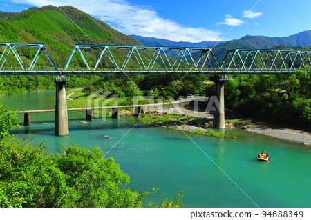 [高知縣]天氣晴朗時的第一三島沉降橋和鐵路橋（四萬十川） 94688349