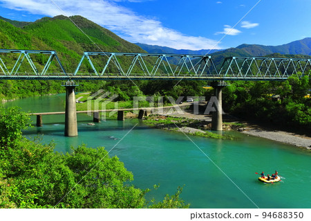 [Kochi Prefecture] Daiichi Mishima subsidence bridge and railway bridge (Shimanto River) in fine weather 94688350