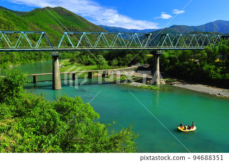 [Kochi Prefecture] Daiichi Mishima subsidence bridge and railway bridge (Shimanto River) in fine weather 94688351