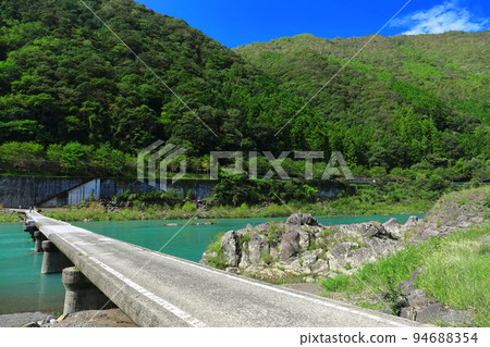 [Kochi Prefecture] Chosei Subsidence Bridge (Shimanto River) in fine weather 94688354