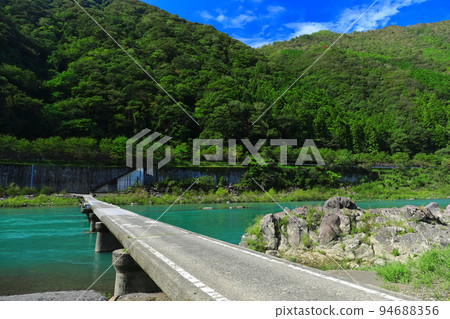 [Kochi Prefecture] Chosei Subsidence Bridge (Shimanto River) in fine weather 94688356
