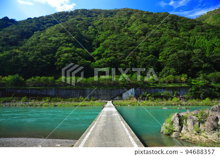 [高知縣] 晴天長西沉降橋（四萬十川） 94688357