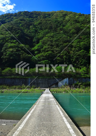 [Kochi Prefecture] Chosei Subsidence Bridge (Shimanto River) in fine weather 94688358