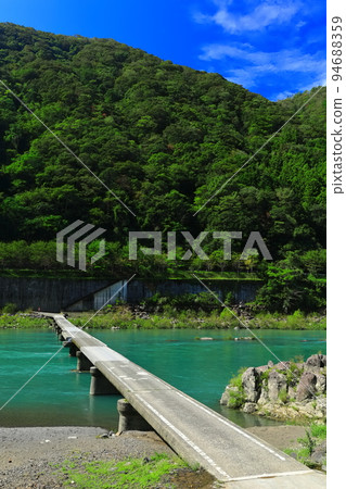 [高知縣] 晴天長西沉降橋（四萬十川） 94688359