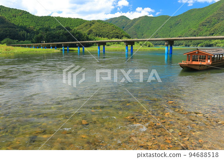 [Kochi Prefecture] Sada subsidence bridge and Yakatabune (Shimanto River) in fine weather 94688518
