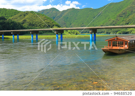 [Kochi Prefecture] Sada subsidence bridge and Yakatabune (Shimanto River) in fine weather 94688520