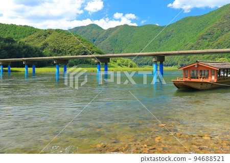 [Kochi Prefecture] Sada subsidence bridge and Yakatabune (Shimanto River) in fine weather 94688521