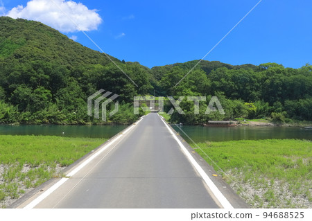 [Kochi Prefecture] Sunny Sada subsidence bridge (Shimanto River) 94688525
