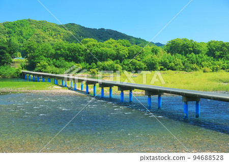 [Kochi Prefecture] Sunny Sada subsidence bridge (Shimanto River) 94688528