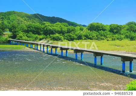 [Kochi Prefecture] Sunny Sada subsidence bridge (Shimanto River) 94688529