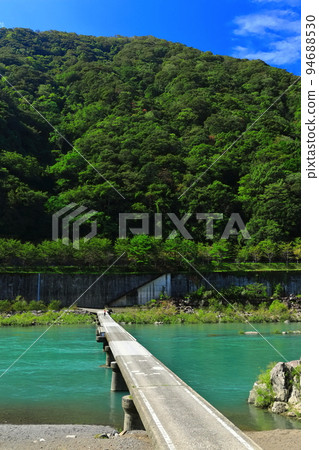 [高知縣] 晴天長西沉降橋（四萬十川） 94688530