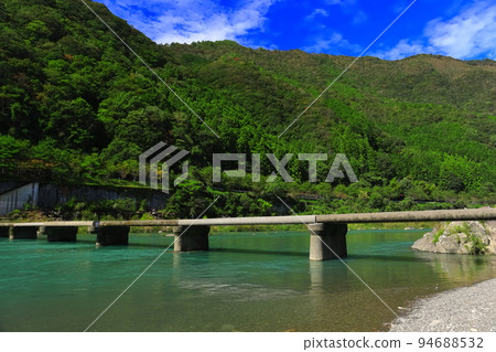 [Kochi Prefecture] Chosei Subsidence Bridge (Shimanto River) in fine weather 94688532