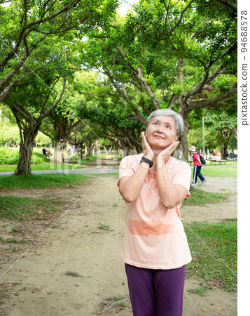 公園裡宜人的 60 歲老婦人想要肖像，合適的複制空間，廣告概念。 94688578