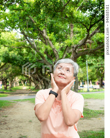 公園裡宜人的 60 歲老婦人想要肖像，合適的複制空間，廣告概念。 94688581