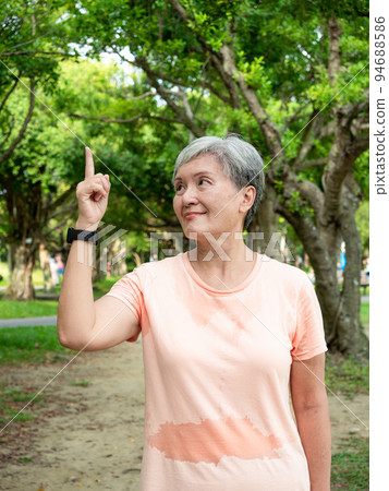 60 歲快樂的成年女性在公園裡一個複雜的複雜空間,應用在廣告概念中。 60 歲快樂的成年女性在公園裡一個複雜的複雜空間,應用在廣告概念中。 94688586